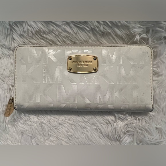 Michael Kors White Patent Leather Cindy Dome Satchel & Wallet - Picture 12 of 16